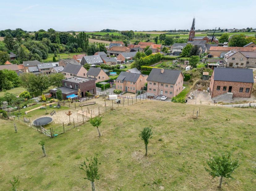 Deze ruime grond ligt in de rustige Pluimerssteeg in het landelijke Groot-Gelmen. De bouwgrond is 8a 92ca groot en ligt op een talud. De verkavelingsv