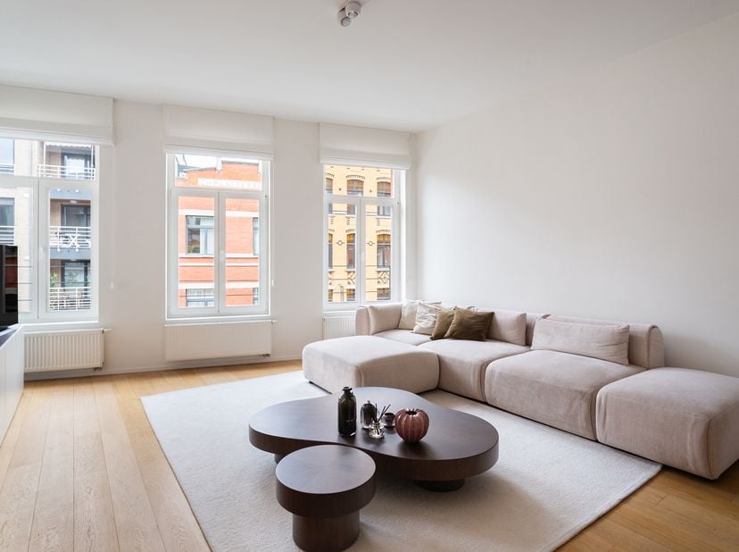 Situé au deuxième étage, cet appartement d’environ 125 m² se trouve dans la Riemstraat, à proximité immédiate du Zuidpark, au-dessus du studio de pila