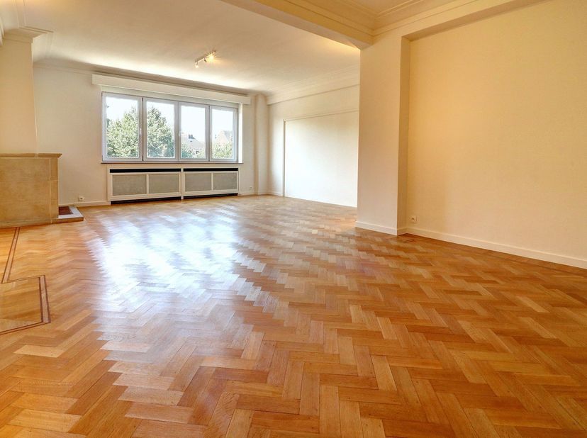 Superbe appartement de +- 115m² habitables entièrement rénové, et composé de:<br />
- un hall d'entrée ( 4.2m²) en carrelage ,<br />
- un hall de nuit