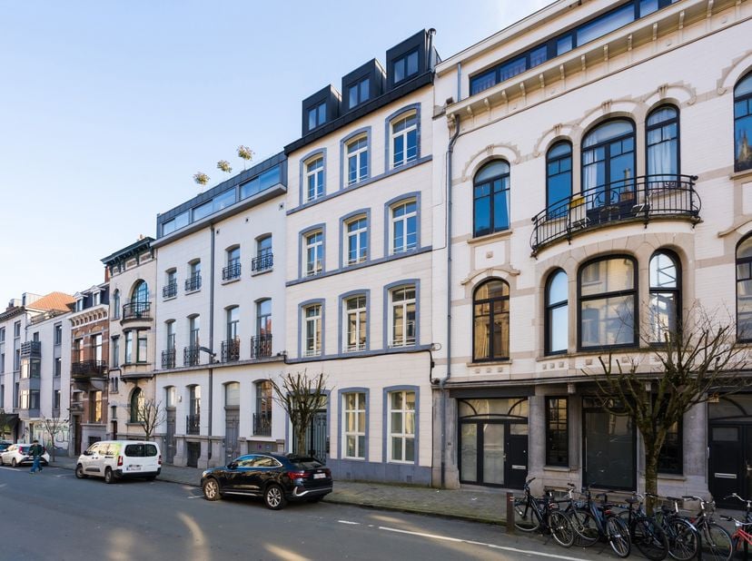 IXELLES - Gelegen in de trendy wijk van de Châtelain, vlakbij tal van voorzieningen (openbaar vervoer, winkels, restaurants, scholen en groene ruimtes