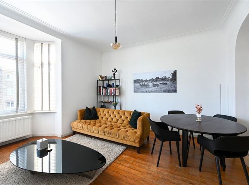 Dit supermooi gerenoveerd appartement is gelegen op de 3de en tevens bovenste verdieping van een kleinschalig gebouw (geen lift) aan de Dokter Timmerl