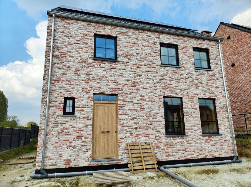 Cherchez-vous une maison neuve économe en énergie et prête à emménager ? Cette maison moderne sera entièrement finie et prête à emménager d'ici janvie