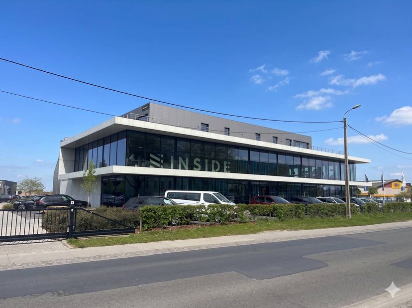 Instapklaar kantoor van ca. 254 m² met rondom ruim terras gelegen nabij de Ring/R32 van Roeselare.<br />
<br />
Het kantoor is goed bereikbaar en gele