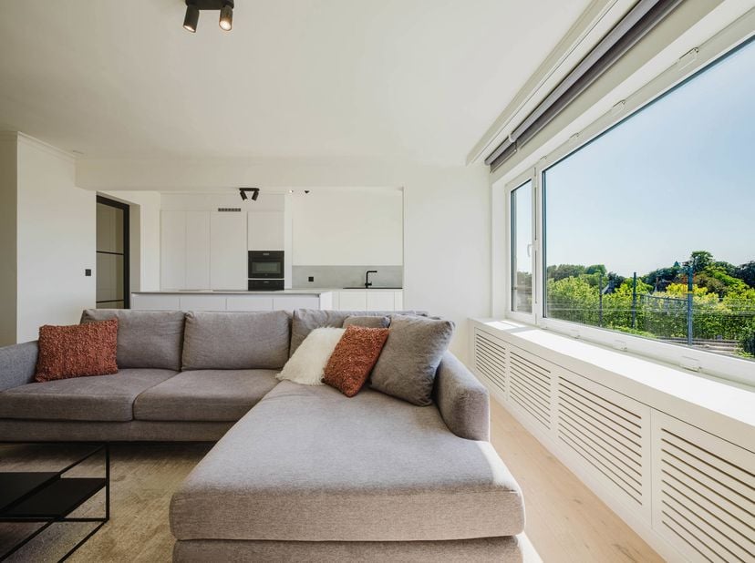 LOCATIE:<br />
Dit volledig instapklaar appartement is gelegen op de 5e verdieping vlakbij het St Pieters Station.<br />
Op wandelafstand geniet u het