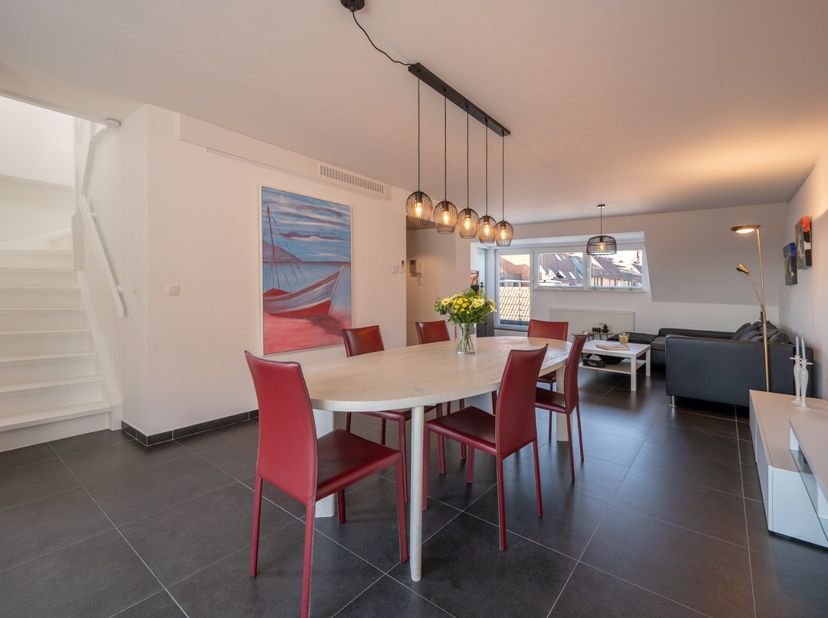 Dit appartement, type duplex, is gelegen op de derde en vierde verdieping van de fraai opgerichte residentie Lybaert op slechts enkele passen van het