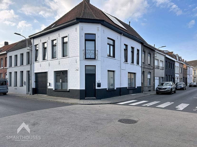Ruim en energiezuinige woning op een centrale locatie bestaande uit een inkomhal met afzonderlijk toilet, polyvalente ruimte/bureel, gezellige zithoek