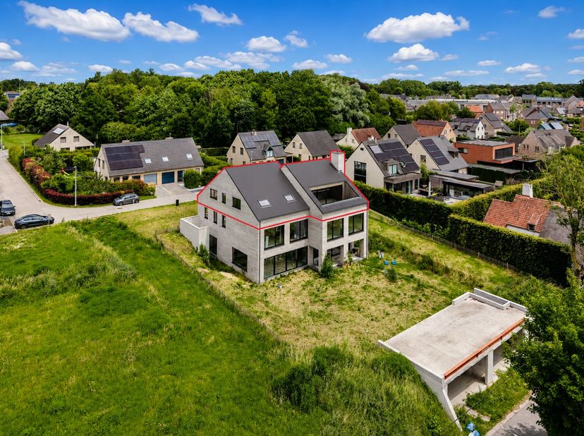 Op de bovenste verdieping van deze uitzonderlijke eigendom in Dikkelvenne bevindt zich een prachtig penthouse met een uniek uitzicht over de Scheldeva