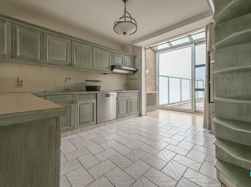 Deze ruime handelswoning werd in 1995 volledig gerenoveerd en beschikt over een riante bewoonbare oppervlakte van maar liefst. ca. 349 m², gelegen in