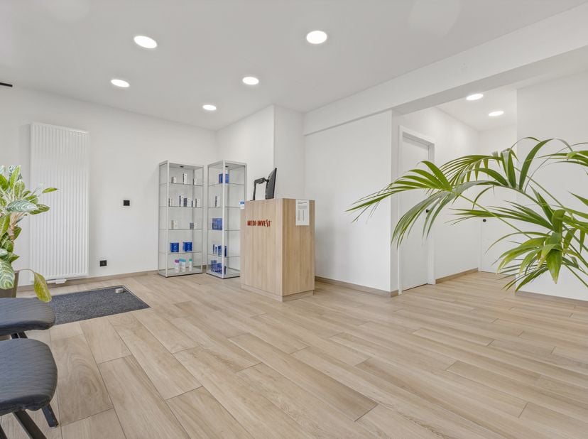 Immo Pické biedt U deze uiterst gunstig gelegen commercieel gelijkvloers aan in het centrum van Halle.<br />
Deze instapklare commerciële ruimte (gere