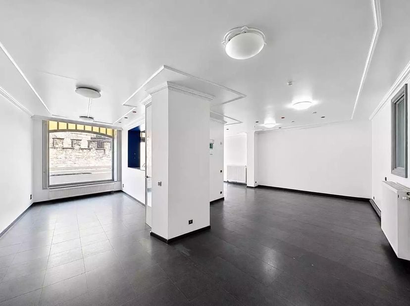 Dit ruime handelspand heeft een totale vloeroppervlakte van 144 m² en is centraal gelegen in Vilvoorde. Het pand deed jarenlang dienst als kinderopvan