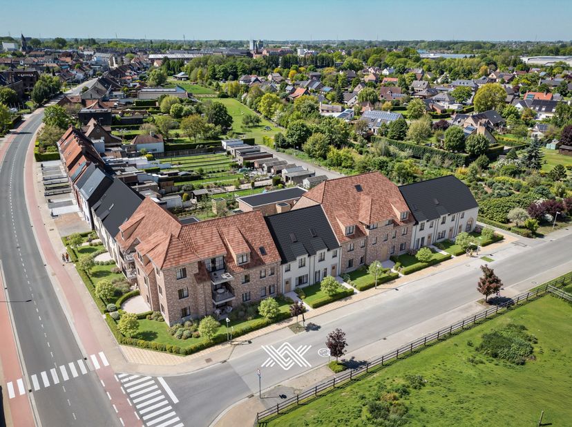 Dit gelijkvloers tweeslaapkamerappartement met een oppervlakte van 102.19 m² is ingedeeld als volgt: een inkomhal met plaats voor een vestiairekast, e