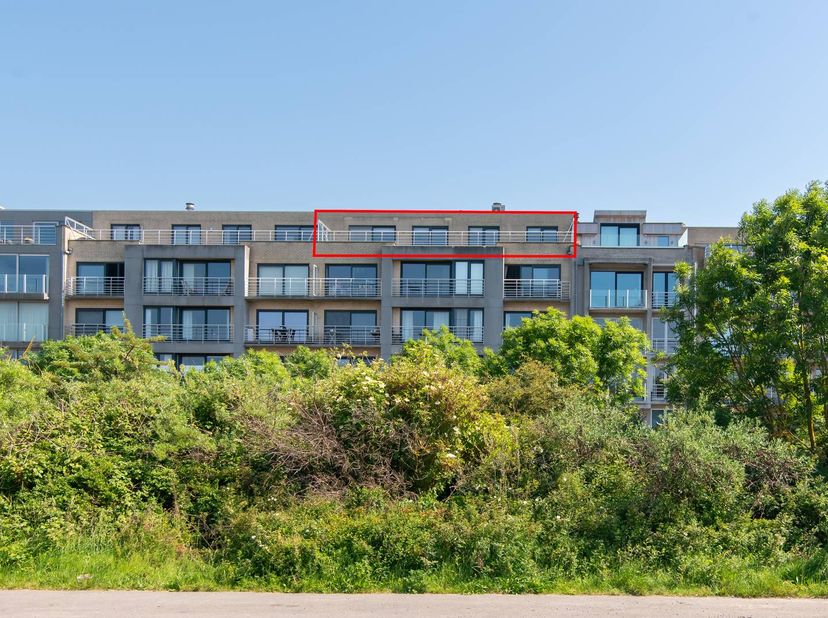 Dit penthouse appartement te koop is gelegen op de vijfde verdieping van Residentie Seaside (2006) langs de Driftweg te Bredene. <br />
Geniet van ult