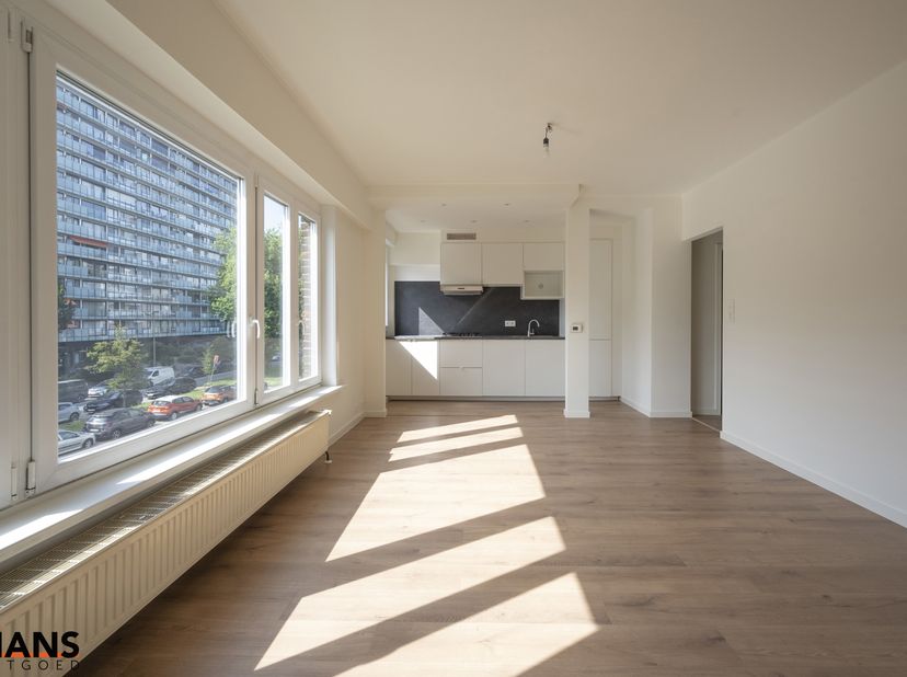 Knus, gerenoveerd appartement op de 2de verdieping met lift.<br />
Inkomhal; lichtrijke leefruimte met open keuken met kasten; kookplaat, dampkap, koe