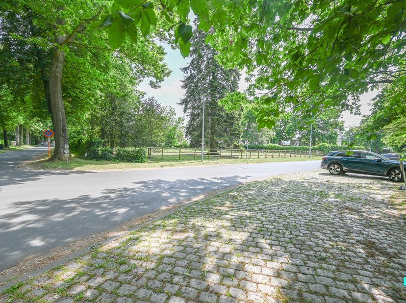 Ontdek deze uitzonderlijke bouwgrond van 995 m², gelegen op een toplocatie in het groene en rustige Wielsbeke. Het perceel bevindt zich op een van de