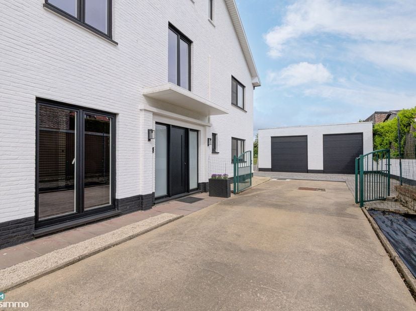 VOLLEDIG GERENOVEERDE EN ENERGIEZUINIGE WONING MET DUBBELE GARAGE EN OPSLAGRUIMTE IN HERDEREN<br />
<br />
*** Bekijkt U deze woning via een aanverwan