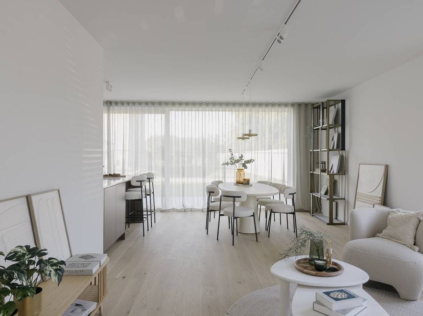Bent u op zoek naar een prachtig afgewerkte nieuwbouwwoning in Vichte? Dan is deze absolute topper zeker iets voor u! De woning beschikt over 3 slaapk