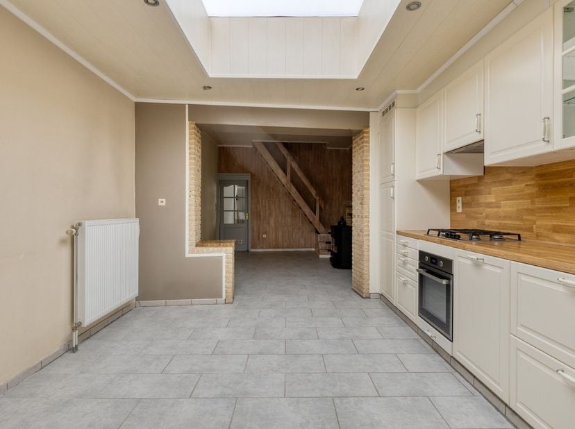 Nabij het centrum, diverse scholen, openbaar vervoer en treinstation goed gelegen ENERGIEZUINIGE BURGERWONING met grote tuin, achteraan bereikbaar ( m