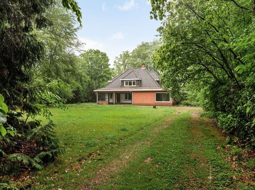 Te renoveren woning op toplocatie in Brasschaat op ruime perceel van 5.300m²<br />
Op een uitstekende locatie in Brasschaat, aan de Max Hermanlei 45,