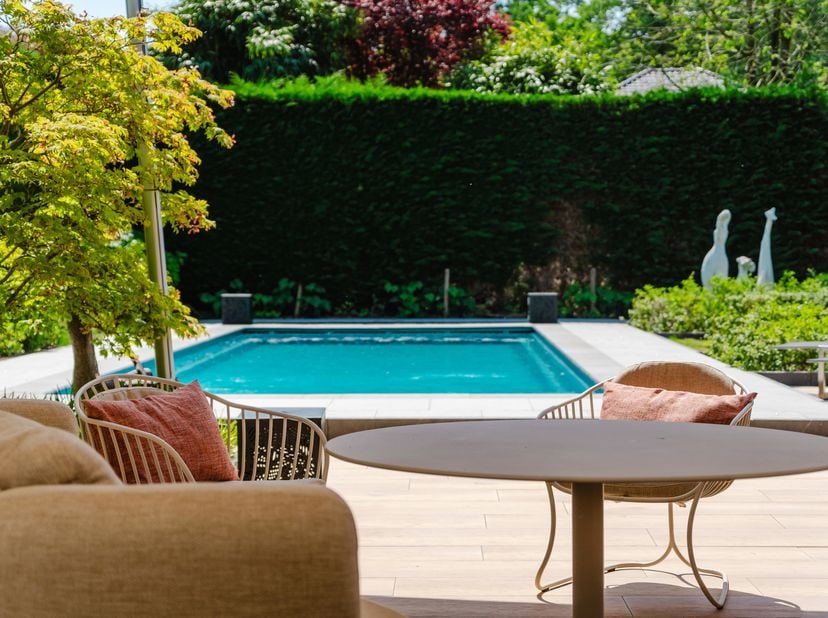LIGGING<br />
Deze villa is gelegen op een uitermate rustige en kindvriendelijke locatie in Melle.<br />
U geniet hier een maximale rust en privacy al