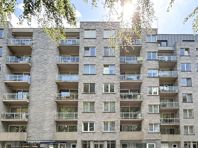 Dit aangename appartement bevindt zich op de vijfde verdieping van een residentie in het hartje van Beveren en is vlot bereikbaar via de lift. <br />
