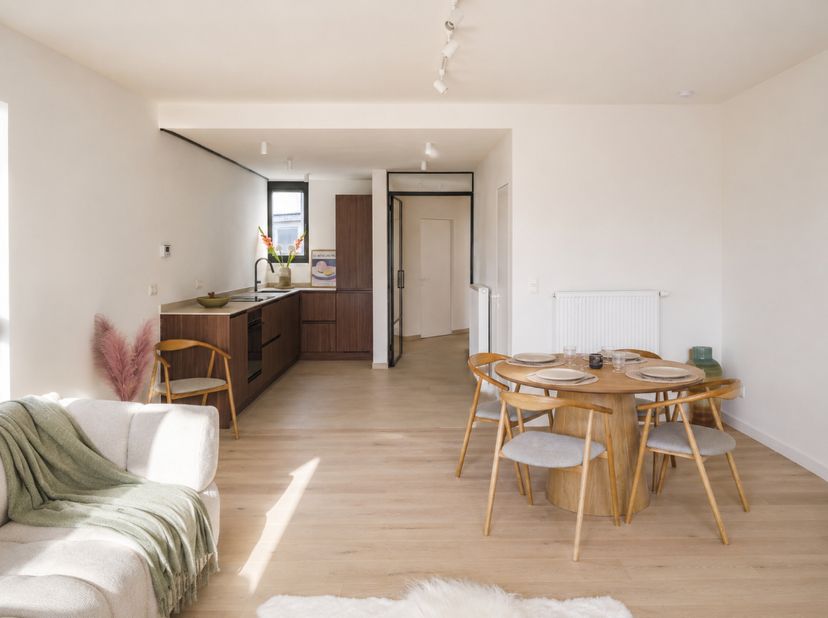 Centrum Gent – Luxueus en lichtrijk 2-slaapkamerappartement met EPC A-score<br />
<br />
Dit volledig gerenoveerde appartement van ca. 100 m² bevindt