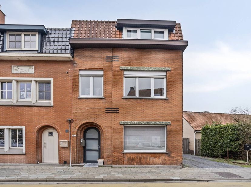Langs de Vossensteert in Assebroek bevindt zich een bijzonder ruim gezinshuis dat modern wooncomfort combineert met een uitzonderlijk hoge graad van t