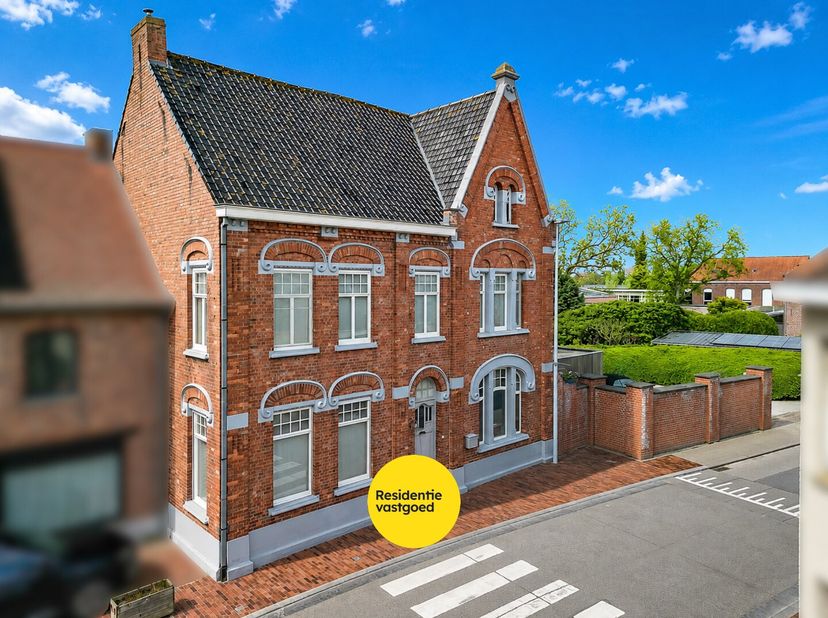 Welkom in de Hogestraat 1, een gerenoveerd herenhuis in het landelijke Werken. De woning heeft een vlotte verbinding naar Diksmuide, Staden en centrum