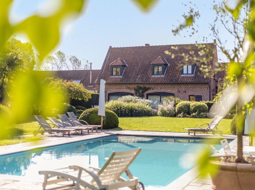 Somptueuse ferme au carré totalement rénovée avec goût et authenticité dans le village de Néchin,<br />
Construite sur une parcelle de plus d'un demi