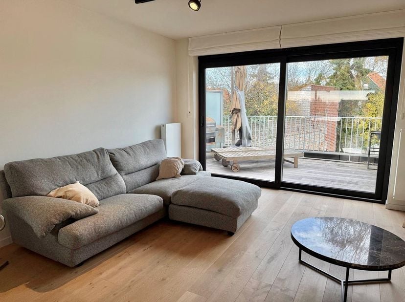 Dit duplex appartement bevindt zich in Oostduinkerke dorp, vlakbij de winkels en het openbaar vervoer. Indeling: inkomhal, gastentoilet; zeer ruime op