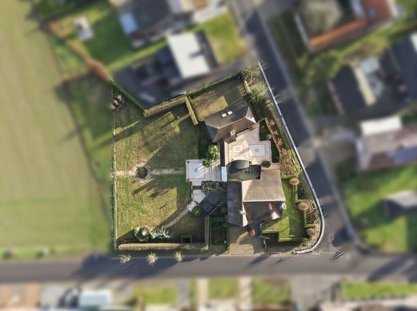 In Alken, langs de Bisschopsweyerstraat ter hoogte van nummer 2, treffen we deze indrukwekkende open bebouwing aan op een uitzonderlijk ruim perceel v