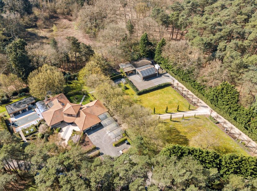 In een rustige en groene omgeving in Schoten bevindt zich deze ruime Spaanse villa op een royaal perceel van 8.670  m². Dit eigendom combineert karakt