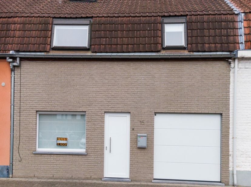 Instapklare rijwoning met inpandige garage<br />
Deze verzorgde en instapklare rijwoning biedt op het gelijkvloers een open en lichtrijke leefruimte m
