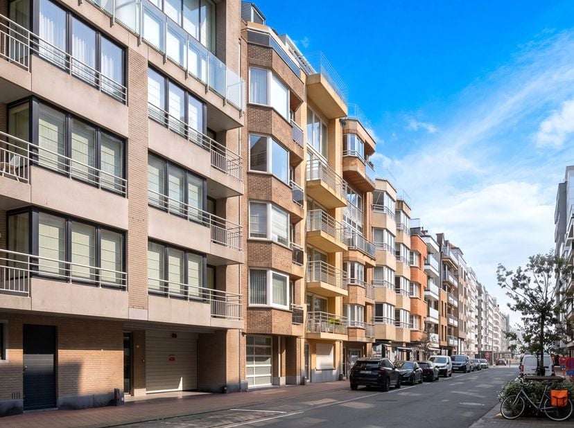 Situé dans un quartier très prisé, à proximité de la place Rubens, à quelques pas de la digue, des commerces et des restaurants animés, cet appartemen