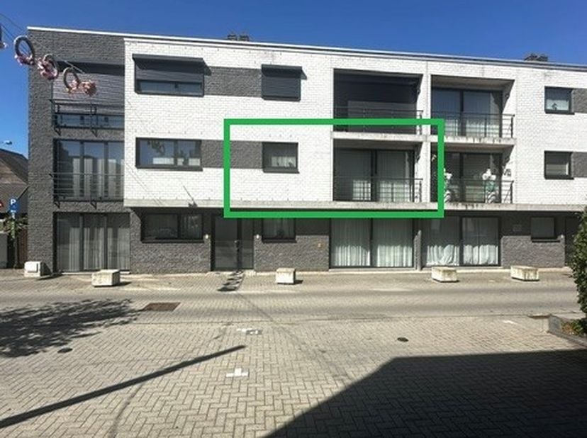 Net appartement met 2 slaapkamers en ondergrondse autostaanplaats gelegen in het centrum.<br />
<br />
indeling:<br />
- 1ste verdieping: inkomhal, to
