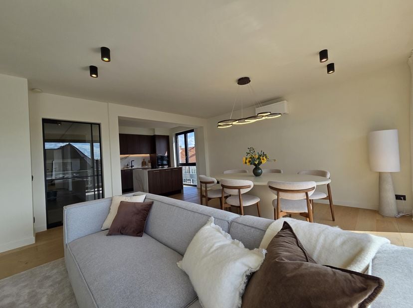 Volledig gerenoveerd en luxueus 3-gevelappartement<br />
Dit ruime appartement (106 m²) is recent volledig gerenoveerd en luxueus afgewerkt met topmat