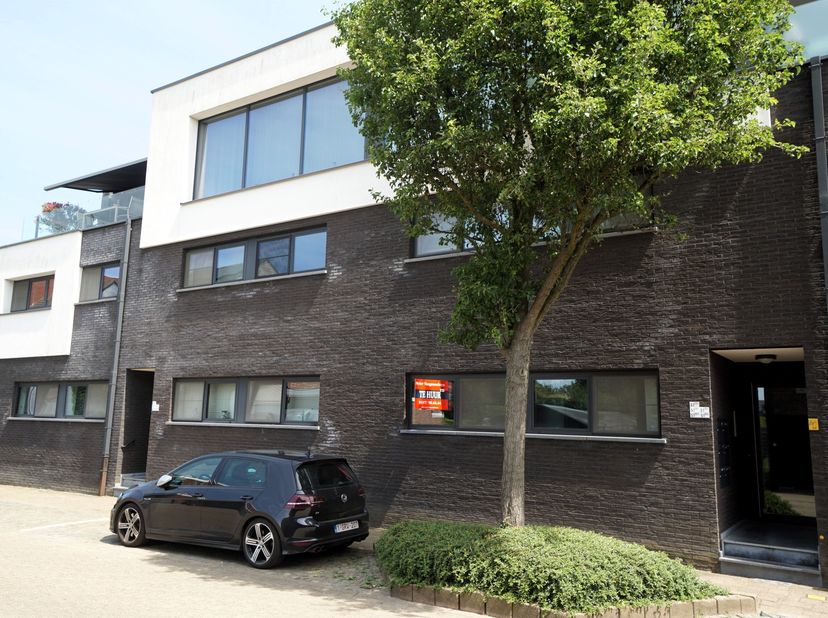 Gelijkvloers nieuwbouwappartement in centrum van Tessenderlo. Inkomhal, ruime living met natuurlijke aansluiting op groot terras met afgesloten tuintj