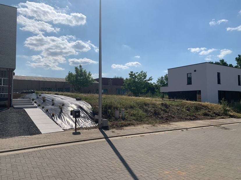 In het landelijke Zichen-Zussen-Bolder, deelgemeente van Riemst, vinden we deze mooie bouwgrond voor een open bebouwing terug.<br />
<br />
Het percee