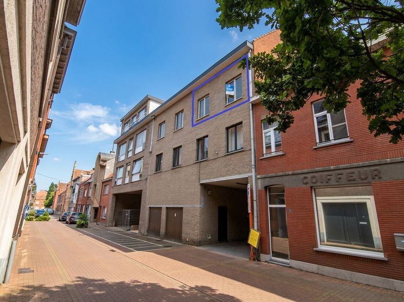 Op een uitstekende ligging in Torhout, vlakbij het station, het centrum, diverse winkels en belangrijke invalswegen, vinden we dit aangename en lichtr