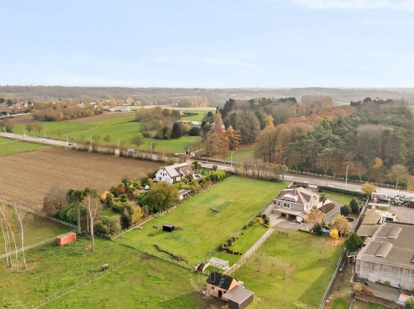 Op een uitstekende ligging te Affligem bevindt zich dit uitzonderlijk ruime perceel bouwgrond van circa 4.200 m², bestemd voor de bouw van een open be