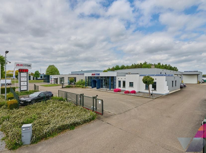 Multifunctioneel gebouw van +/- 1280m² op een uitstekende zichtlocatie. De ligging vlakbij de toegangsweg tot het industrieterrein van Opglabbeek en V