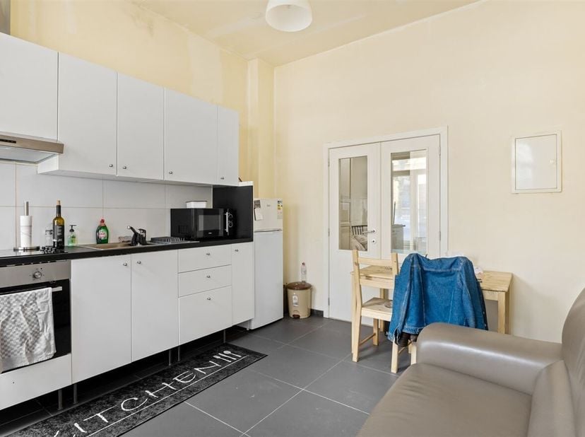 Opbrengsteigendom opgedeeld in 4 studio's vlakbij het station te koop!<br />
Locatie: Deze opbrengsteigendom te koop is gelegen op een zeer centrale l