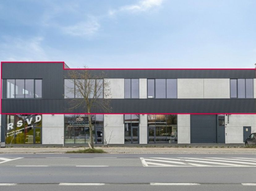 Casco nieuwbouwkantoor van ca. 684m² gelegen in het project 'Hermes' langs de Bruggesteenweg 235 te Hooglede - Gits. Er is een vlotte verbinding naar