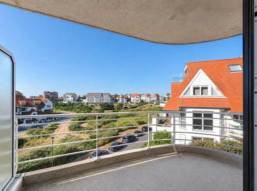 Op een schitterende locatie in hartje Duinbergen, uitkijkend op het Stübbenpark, presenteren wij u dit zonnig appartement voorzien van 2 mooie zonnete