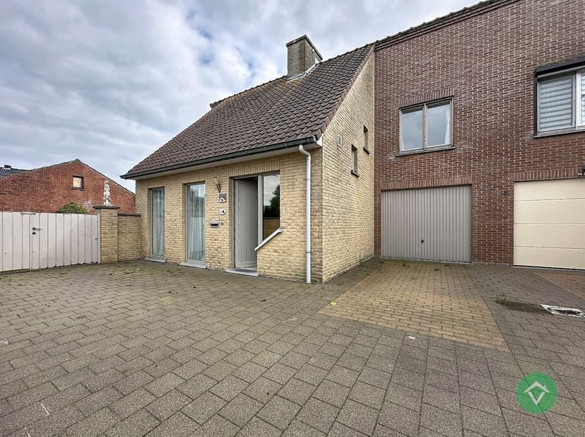 In een rustige, kindvriendelijke woonwijk, gelegen in een doodlopende straat nabij het centrum van Leke, vindt u deze statige en uitstekend onderhoude