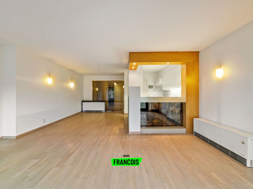 Ce spacieux appartement de deux chambres est situé au centre dOstende, avec toutes les facilités nécessaires à portée de main. Lappartement se trouve