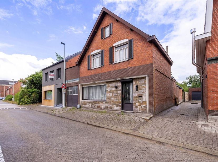Maison à rénover au coeur d'Oostmalle sur un terrain d'environ 1560 m²<br />
Aménagement :<br />
Rez-de-chaussée :<br />
Hall d'entrée, espace de vie,