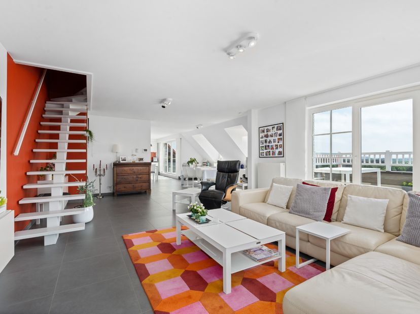 Dit luxueuze&amp;nbsp;twee slaapkamer duplex appartement heeft een uitstekende ligging vlakbij het strand en openbaar vervoer. De dichtstbijzijnde tramhal