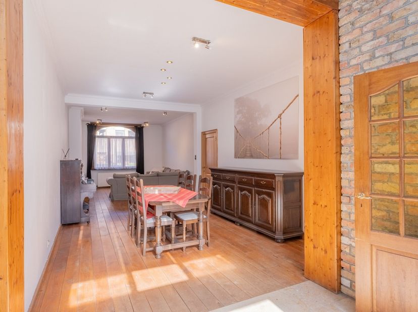 Uitzonderlijk ruim herenhuis met maar liefst 5 grote slaapkamers en een zuidgerichte tuin, rustig gelegen in een deelgemeente van Brugge (Zeebrugge).