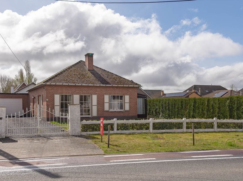 CHARMANTE BUNGALOW MET GARAGE -<br />
Bent u op zoek naar een charmante gelijkvloerse woning met potentieel op een gunstige ligging? Deze bungalow bes