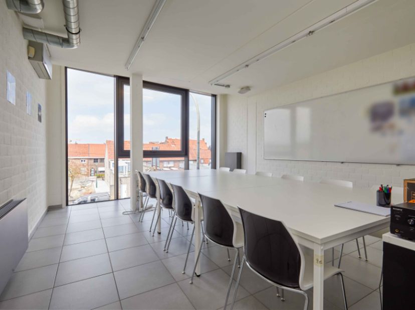 Kantorencomplex voor starters of tijdelijke verhuis. Dit kantoor wordt aangeboden met extra diensten en is uiterst professioneel voor uw klanten en pe